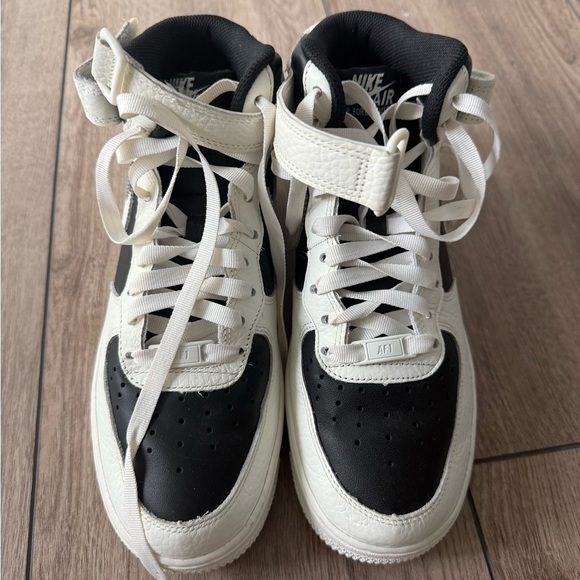 Nike High-Top Sneakers - Black and White - Picture 5 of 5